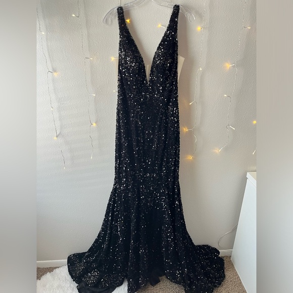 Black sequin SHERRI HILL size 8 mermaid ball gown